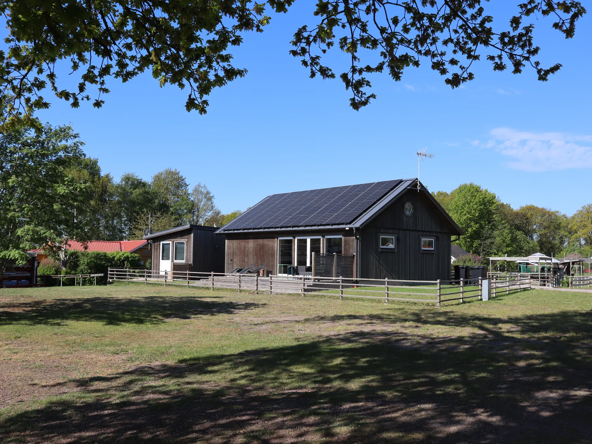Haus Sandvik – Außenansicht mit Garten