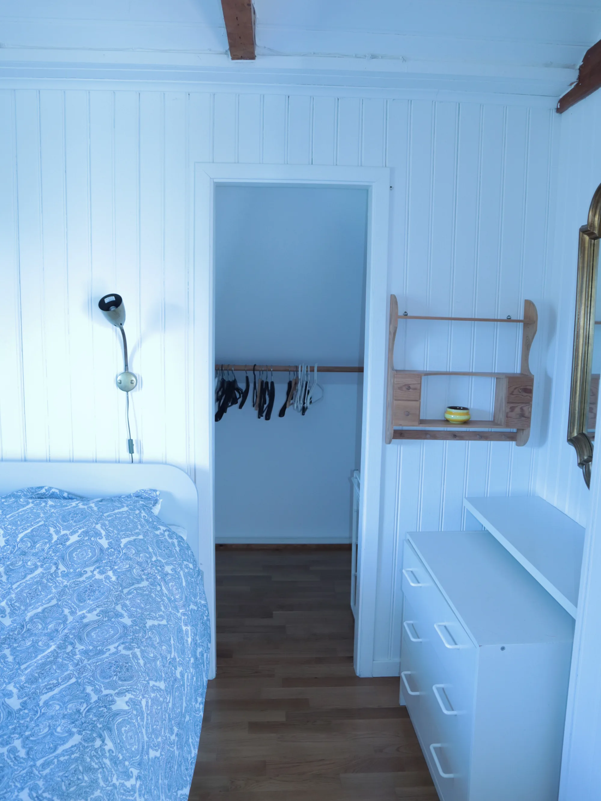 Schlafzimmer mit Doppelbett und Ankleide