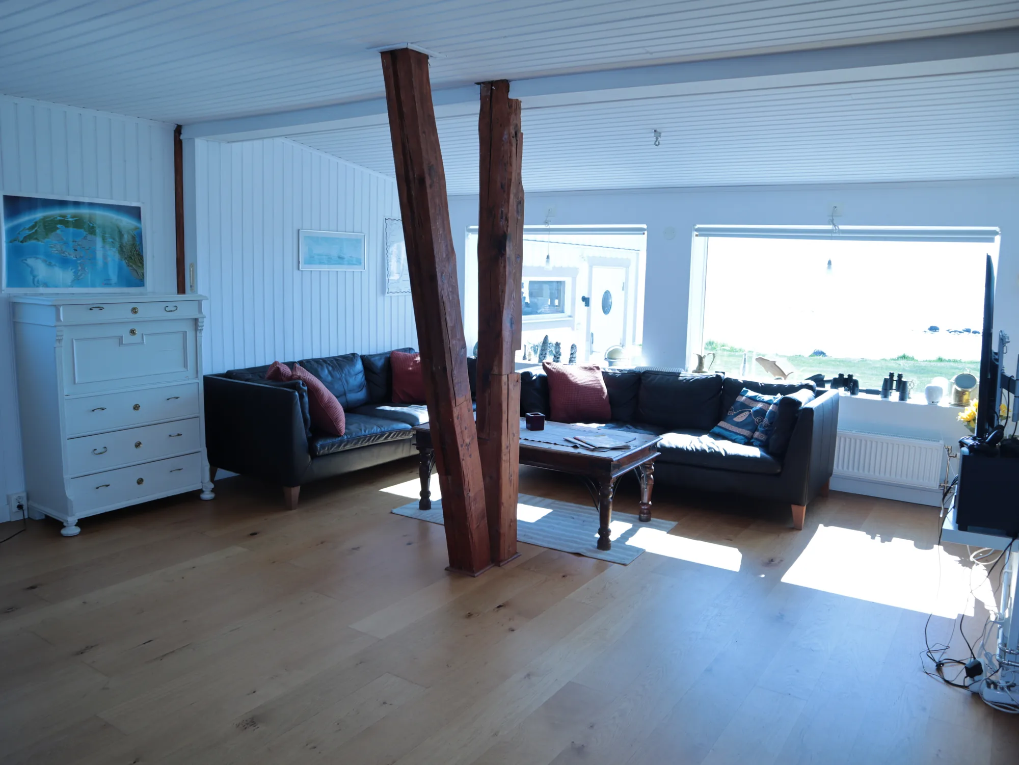 Großes Wohnzimmer mit Ledersofas und Meerblick