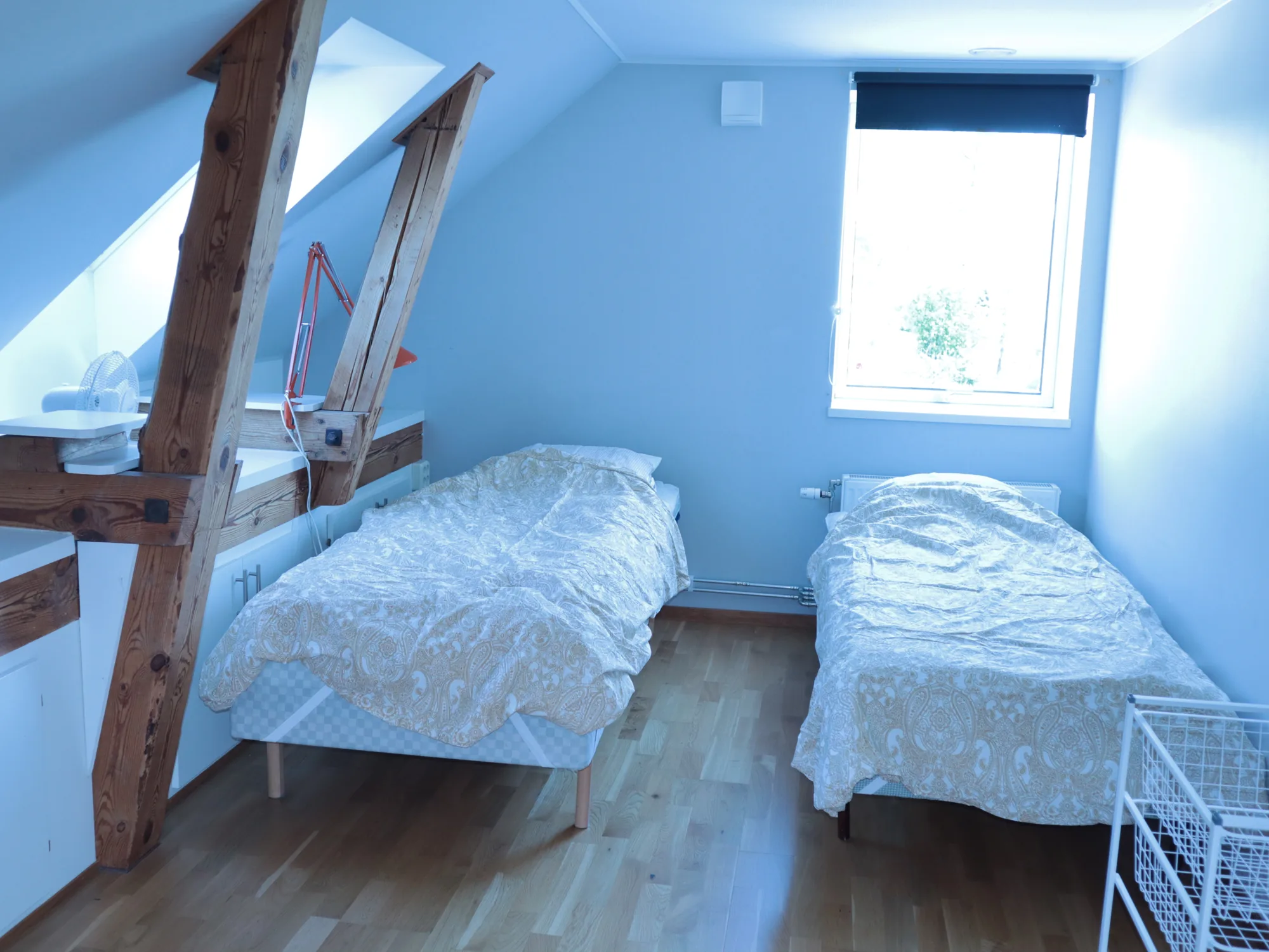 Schlafzimmer im Dachgeschoss mit zwei Einzelbetten