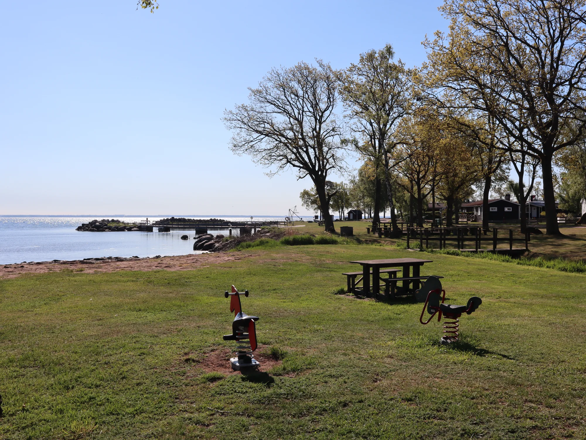 Spielplatz und Picknicktisch am Sandstrand
