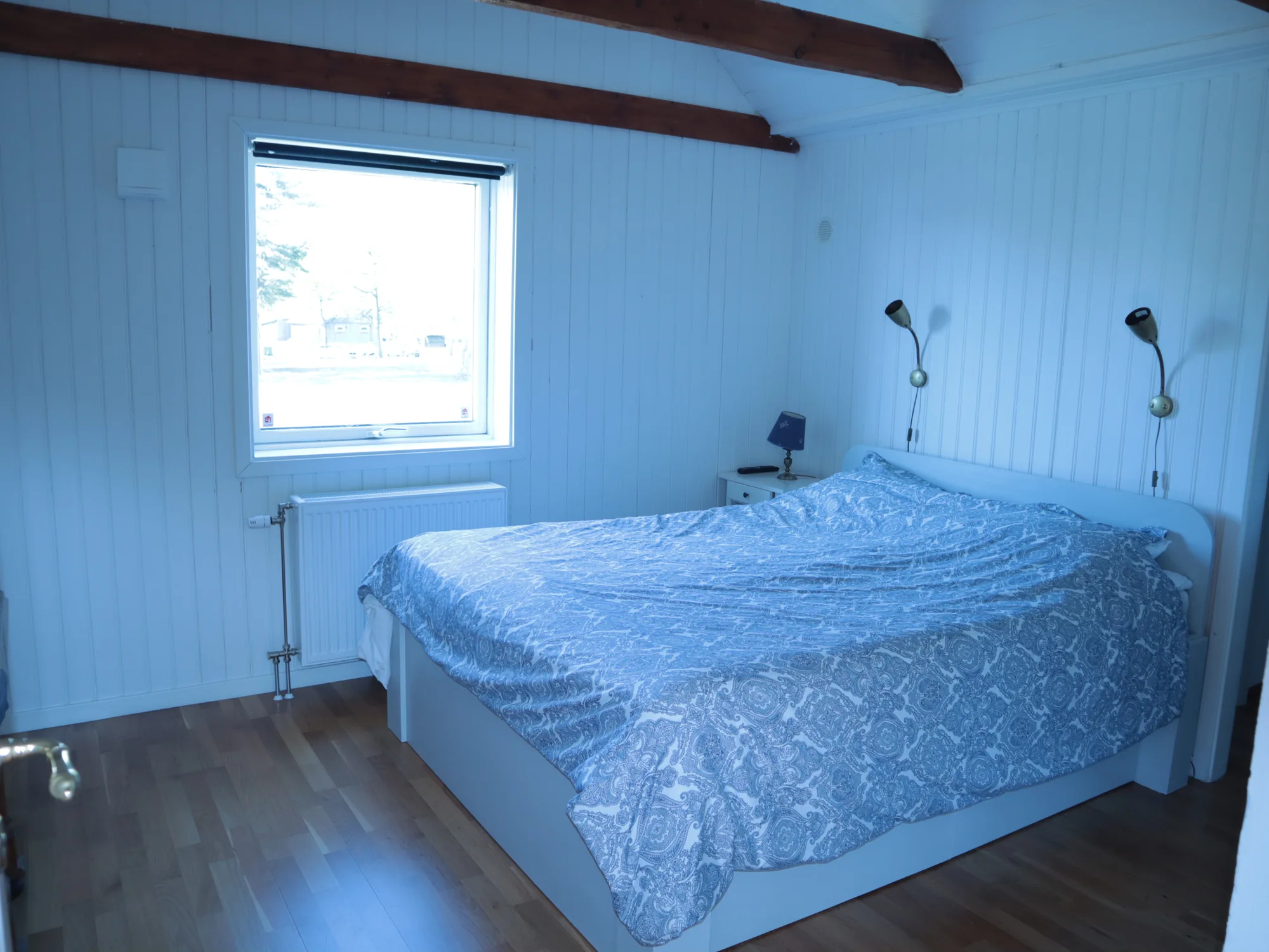 Schlafzimmer mit Doppelbett und Meerblick