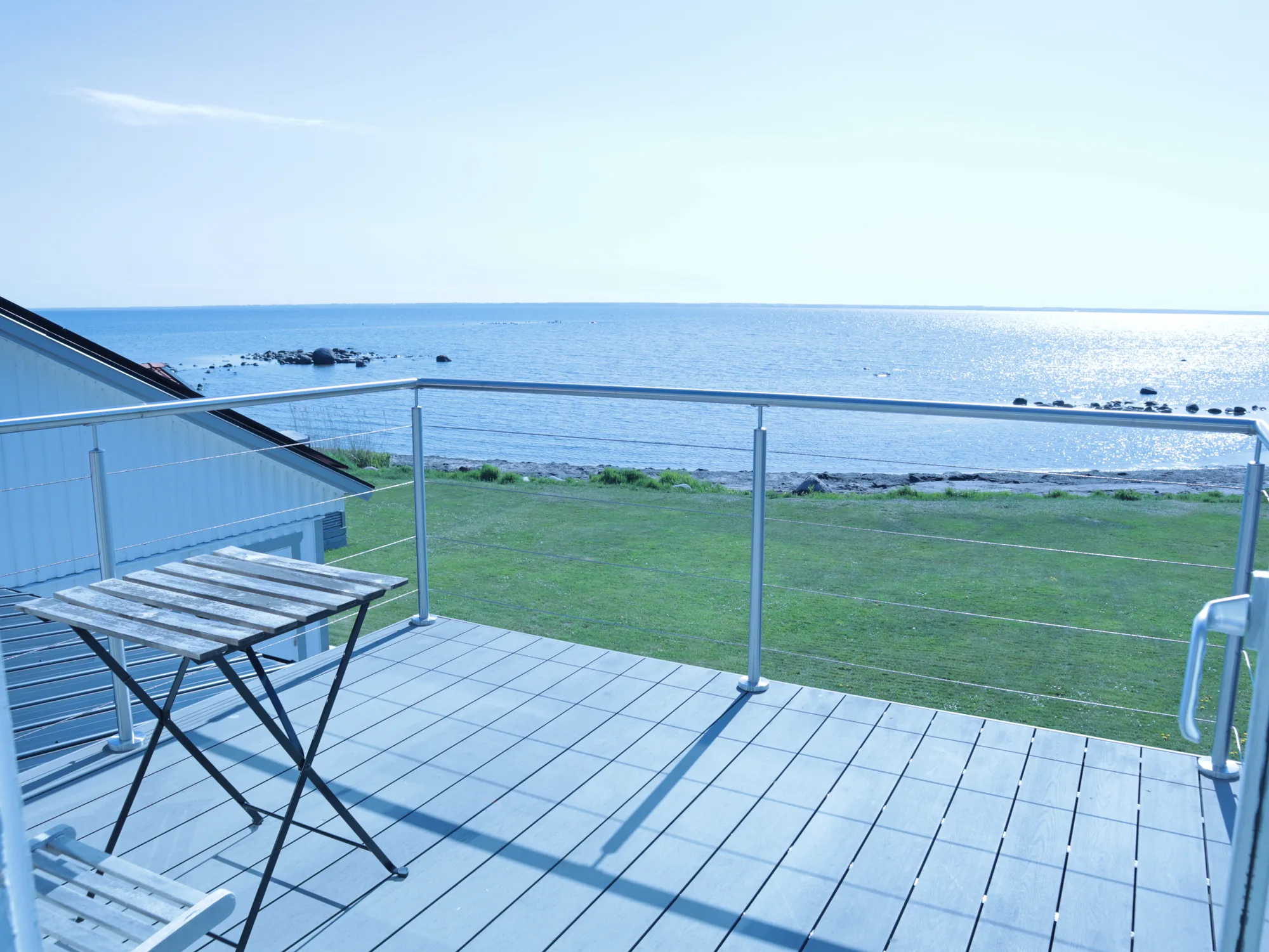 Balkon mit Panoramablick aufs Meer