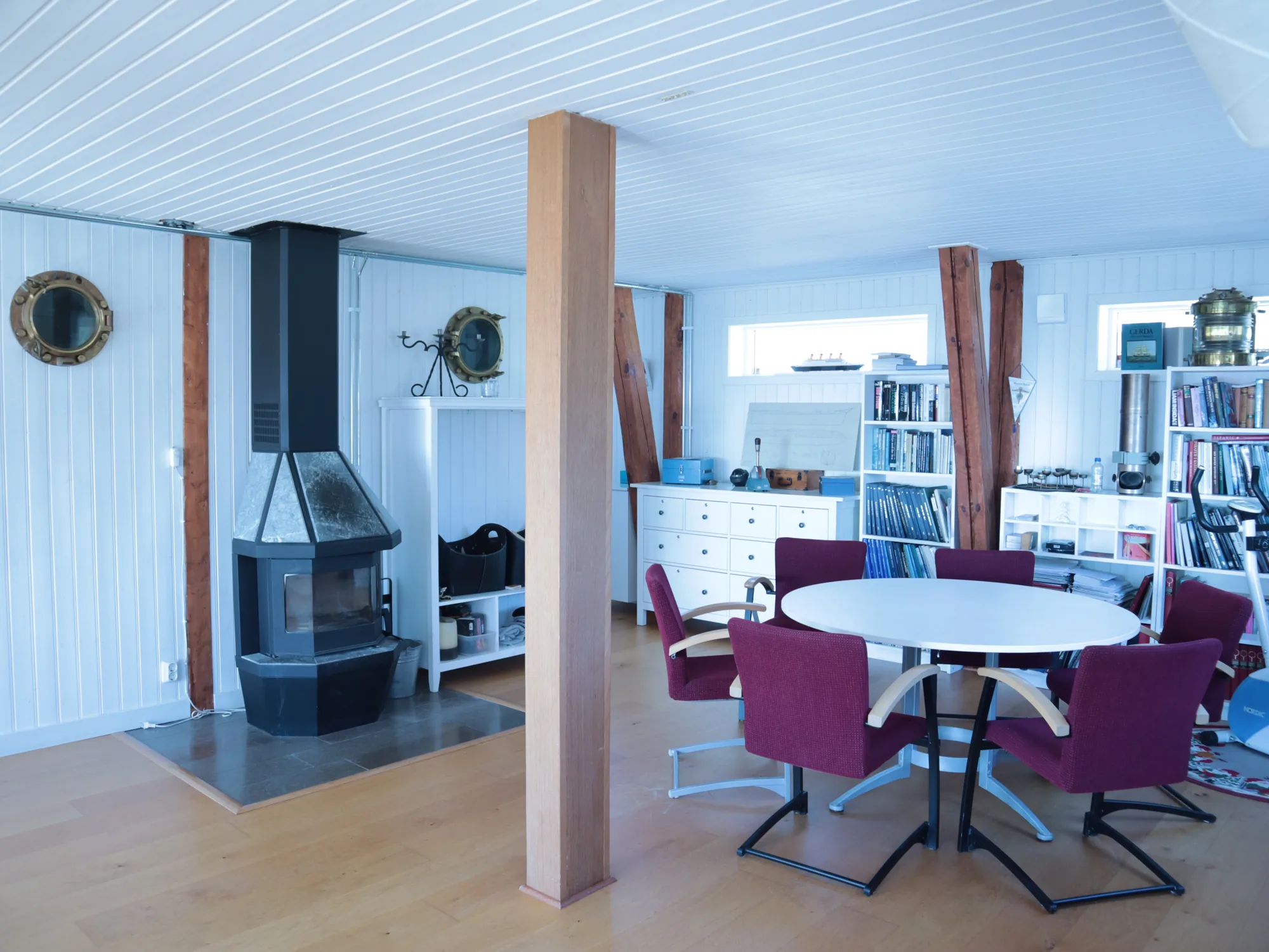 Wohnbereich mit Kamin, Bibliothek und Esstisch